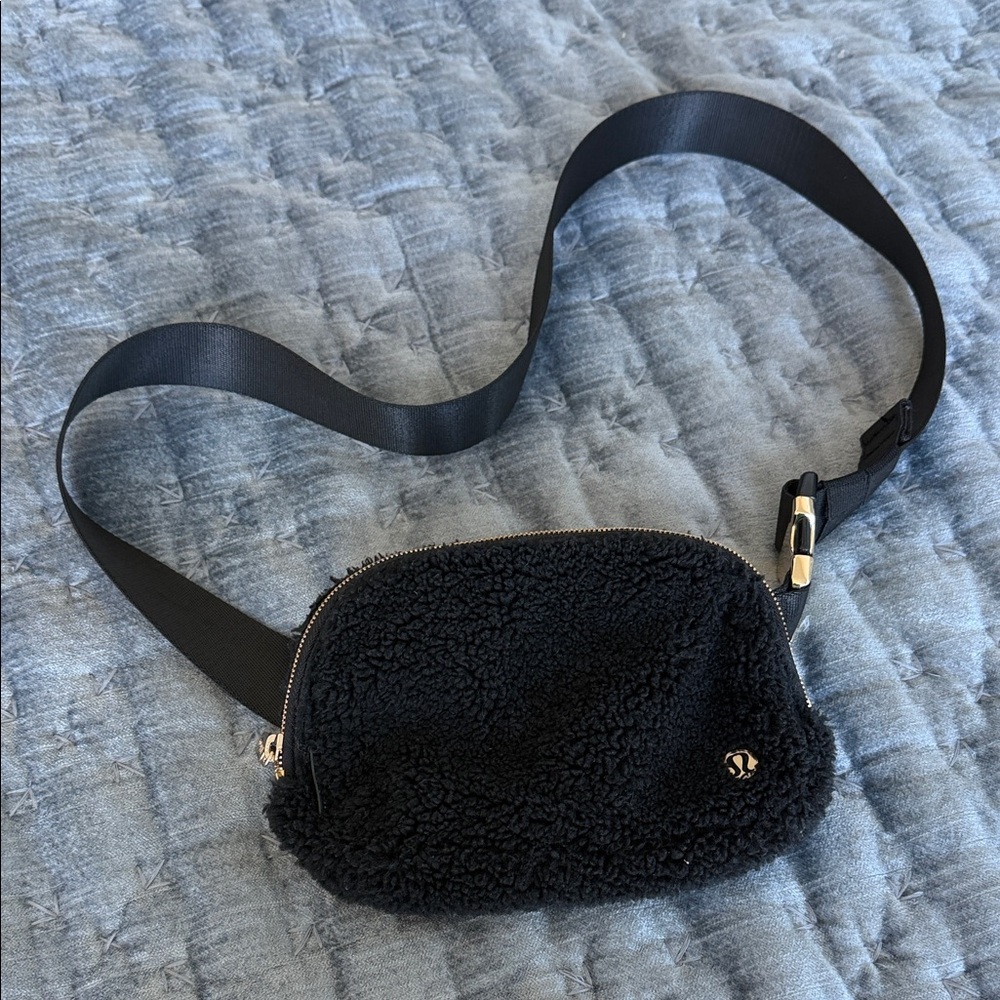 lululemon athletica Black Fleece Crossbody Bag